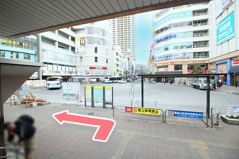 駅を出て左に曲がりロータリー沿いに進みます