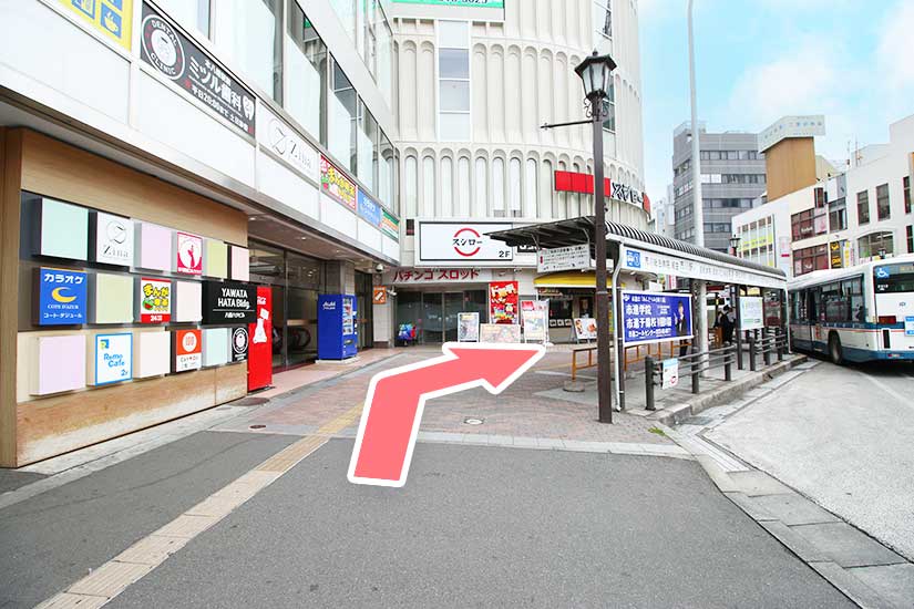 ロータリー沿いに進みます