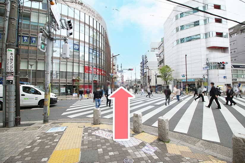 横断歩道を直進します