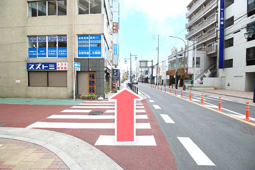 道なりに直進します