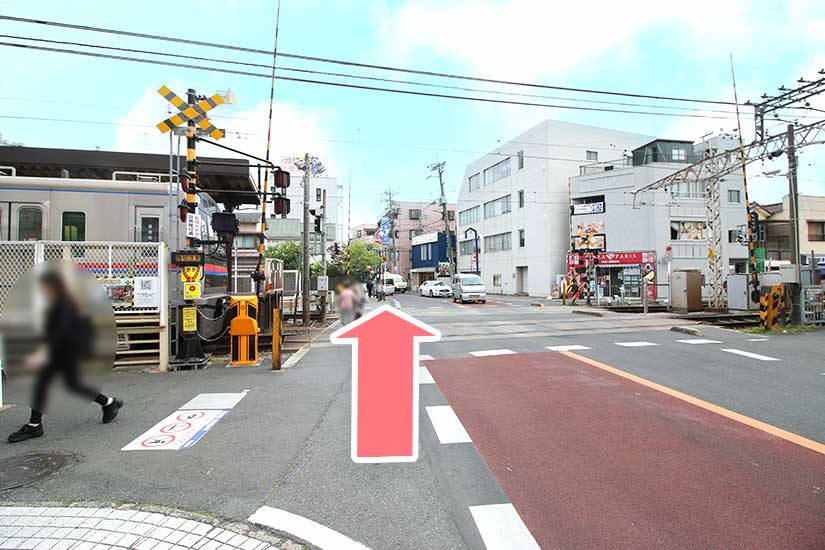 踏切を渡ります