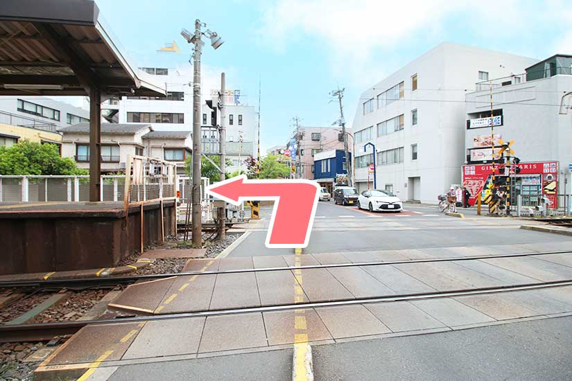 踏切を渡ったあとのすぐ左（線路沿い）を進みます