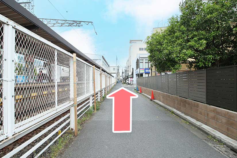 線路沿いを道なりに進みます