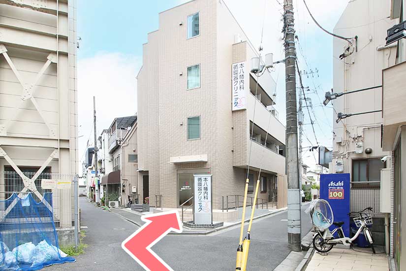 道なりに進むと右手にクリニックがあります
