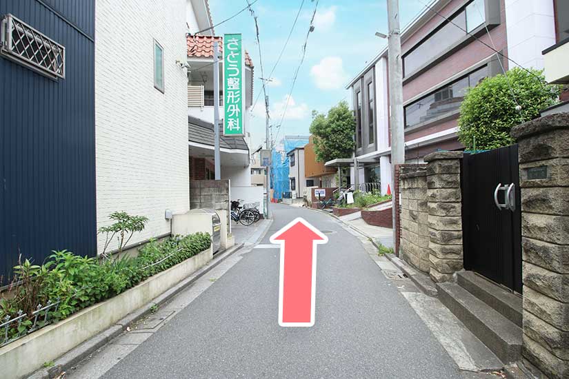 道なりに進みます