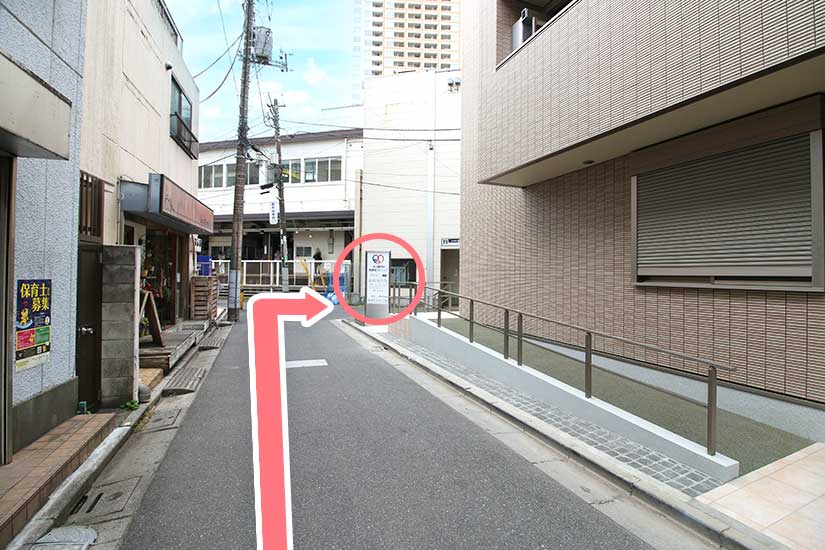 看板横が正面入り口になりますので、お入りください